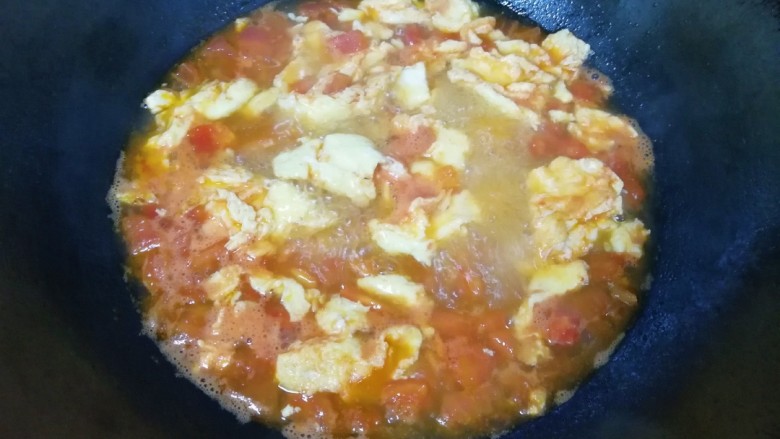 了不起的小番茄+番茄鸡蛋面,烧开放盐调味，大火煮2分钟。