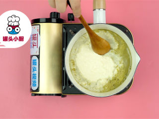 豆腐秒变抹茶布丁,倒入吉利丁粉4g，搅拌溶解均匀，再倒入豆腐奶油泥，混合均匀，关火