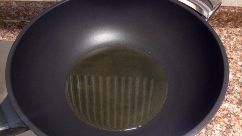 什锦干锅,热锅倒油烧至八成热。