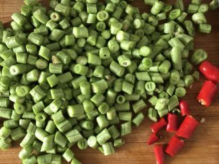 自制酸豆角,豆角和辣椒洗净切成如图大小的小节儿。