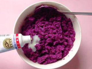 紫薯糯米饼,将蒸熟的紫薯趁热用勺子压成泥，然后加入适量炼乳拌匀
