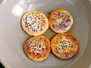 紫薯糯米饼,煎至两面金黄色即可