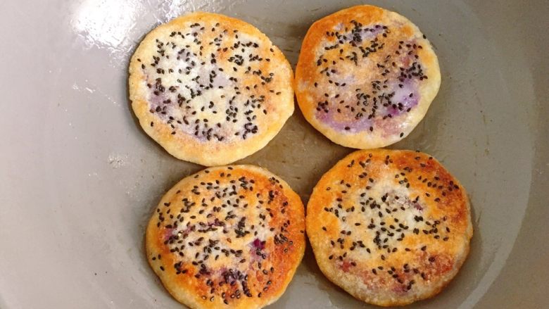 紫薯糯米饼,煎至两面金黄色即可