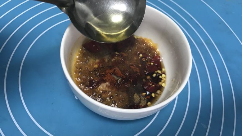 凉拌茄子,油热到入碗里的蒜末和辣椒粉