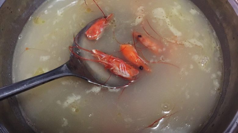 泰式冬阴功火锅,将炒红的虾头放入汤中