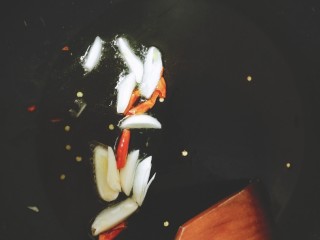 家常版海鲜意大利面,开火热锅，倒入橄榄油，片刻后下入干辣椒和蒜片。