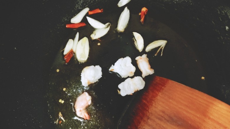 家常版海鲜意大利面,下入虾，翻炒至泛红。