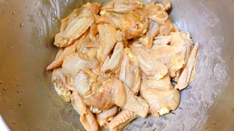 香炸鸡翅,搅拌均匀，腌制2小时。