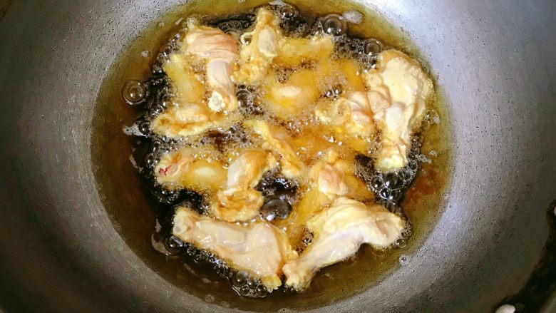 香炸鸡翅,锅中热油，依次放入鸡翅，一次性炸不完，我分成两次。