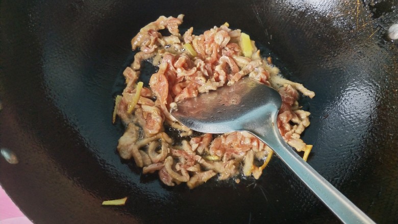 青椒肉丝,将生姜爆香后放入肉丝翻炒。