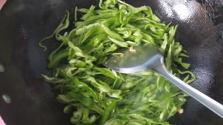 青椒肉丝,用锅内的底油，放入青椒翻炒。