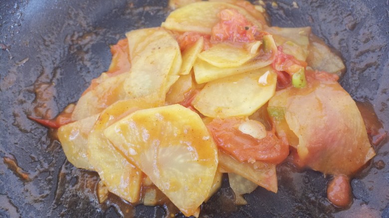家常西红柿炒土豆片,继续炒，炒至土豆片变软，收汁