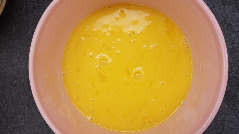 葡萄干蛋挞,把鸡蛋搅拌均匀