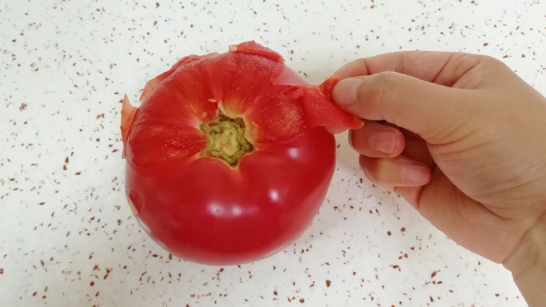 了不起的小番茄+番茄炒鸡蛋,用勺子刮过的番茄轻轻松松就可以把皮剥掉了。
