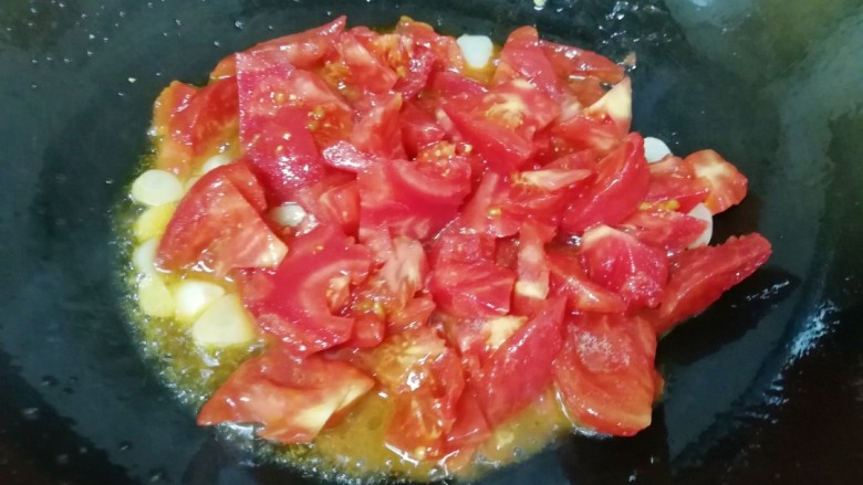 了不起的小番茄+番茄炒鸡蛋,下入番茄块。