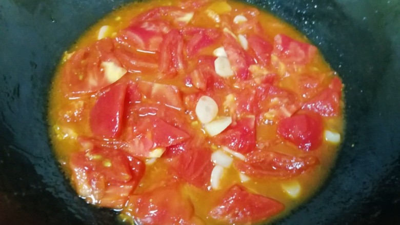 了不起的小番茄+番茄炒鸡蛋,翻炒至番茄出汁。