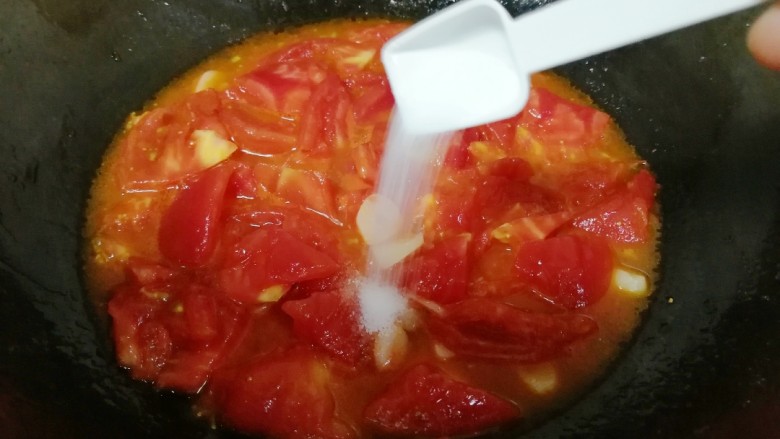 了不起的小番茄+番茄炒鸡蛋,放一勺盐调味。