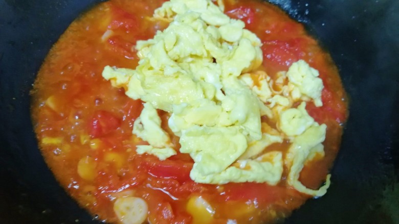 了不起的小番茄+番茄炒鸡蛋,下入炒好的鸡蛋。