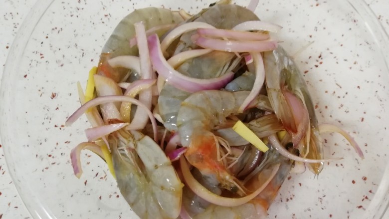 香煎厄瓜多尔白虾,搅拌均匀，盖上保鲜膜腌制半个小时。