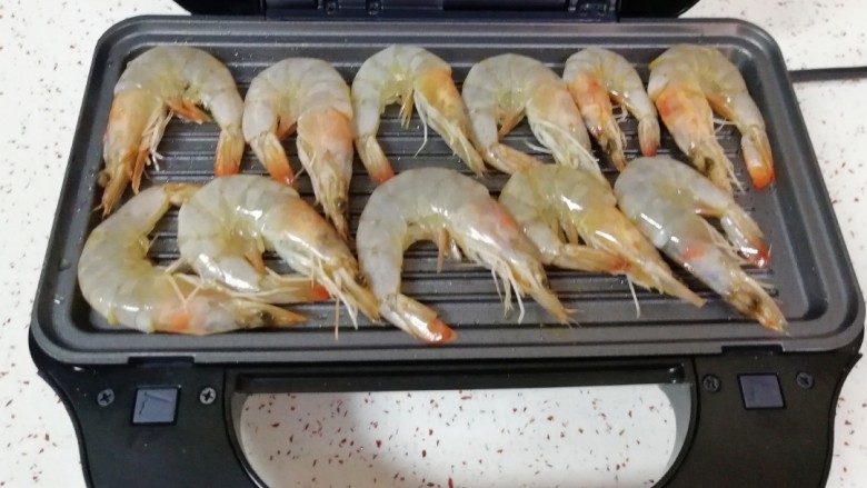 香煎厄瓜多尔白虾,码入腌好的白虾，盖上盖子煎5分钟。