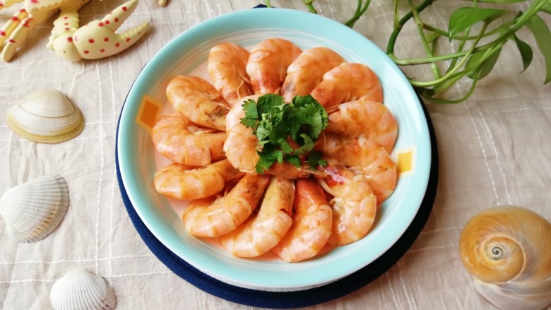 香煎厄瓜多尔白虾,只加了简单的调料去腥，少油煎制，最大的保留了白虾的鲜味。