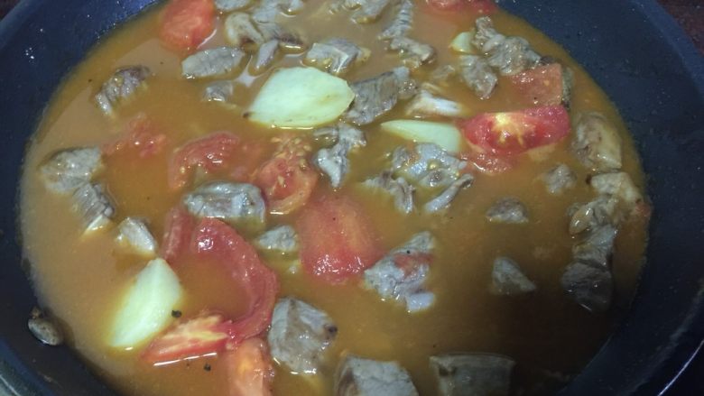 #了不起的小番茄#番茄土豆炖牛腩,最后加入没过牛腩的开水，盖上锅盖大火转小火炖煮1.5~2个小时