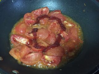 #了不起的小番茄#番茄土豆炖牛腩,煮至沸腾加入番茄沙司