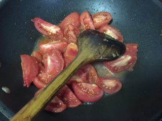 #了不起的小番茄#番茄土豆炖牛腩,再将去皮切块的西红柿放入过里煮
