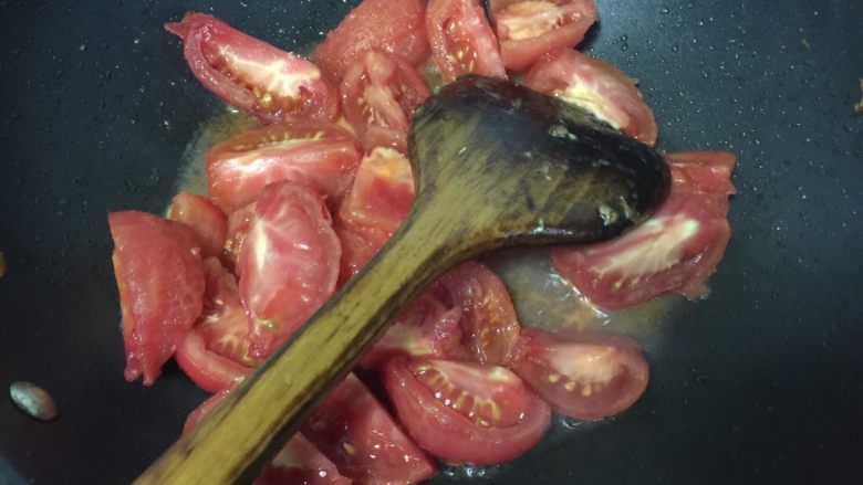 #了不起的小番茄#番茄土豆炖牛腩,再将去皮切块的西红柿放入过里煮
