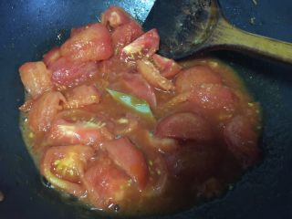 #了不起的小番茄#番茄土豆炖牛腩,再加入香叶和生抽一起煮
