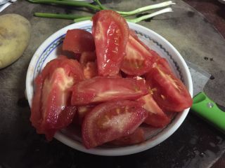 #了不起的小番茄#番茄土豆炖牛腩,西红柿放入蒸炉中蒸4分钟，将蒸出炉的西红柿去皮后切成大块
