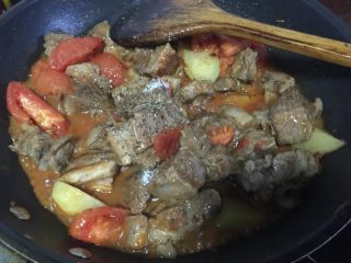 #了不起的小番茄#番茄土豆炖牛腩,加入白砂糖、黑胡椒碎翻拌均匀
