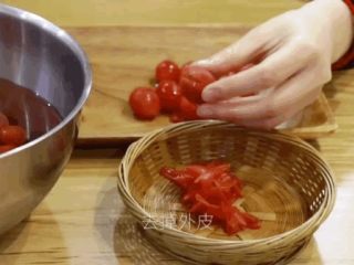 了不起的小番茄 《小森林》：番茄罐头&番茄意面,顺着划过十字的地方把外皮剥下，被热水烫过后，果皮被划过的地方会与果肉迅速分离，非常容易就剥出完整的番茄。