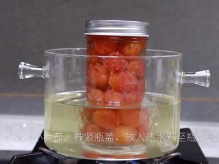 了不起的小番茄 《小森林》：番茄罐头&番茄意面,为了更彻底地杀死细菌，延长保存时间，玻璃瓶拧好瓶盖后放入开水继续煮一会。