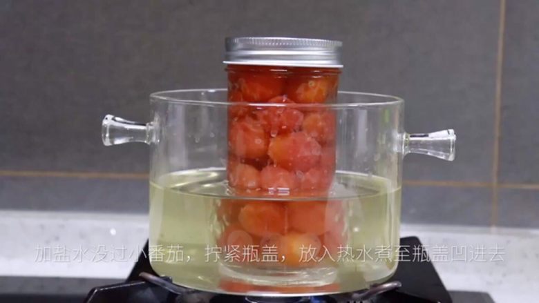 了不起的小番茄 《小森林》：番茄罐头&番茄意面,为了更彻底地杀死细菌，延长保存时间，玻璃瓶拧好瓶盖后放入开水继续煮一会。