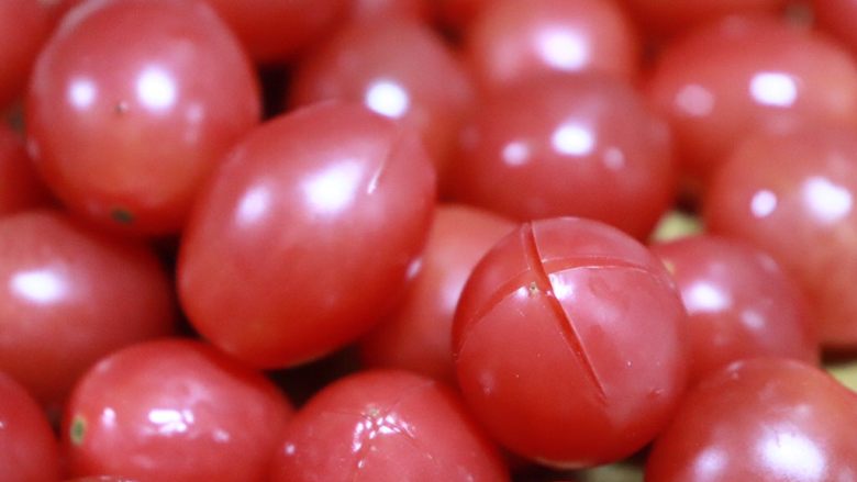 了不起的小番茄 《小森林》：番茄罐头&番茄意面,番茄洗干净，摘下果蒂，在尾部轻轻划一个十字。划十字是为了让番茄更容易去皮，保持番茄完整