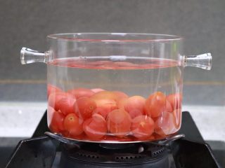 了不起的小番茄 《小森林》：番茄罐头&番茄意面,烧一锅开水，把划过十字的小番茄放入，烫半分钟。
