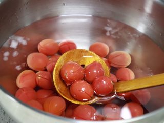 了不起的小番茄 《小森林》：番茄罐头&番茄意面,捞出番茄，马上投入冰水彻底冷却。