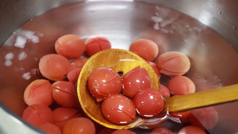了不起的小番茄 《小森林》：番茄罐头&番茄意面,捞出番茄，马上投入冰水彻底冷却。