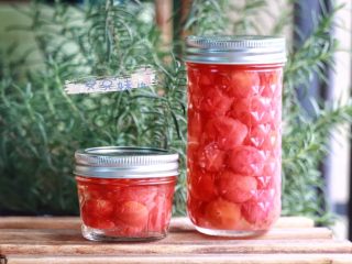 了不起的小番茄 《小森林》：番茄罐头&番茄意面,做好的罐头温度降至室温，放入冰箱可以保存很长时间。