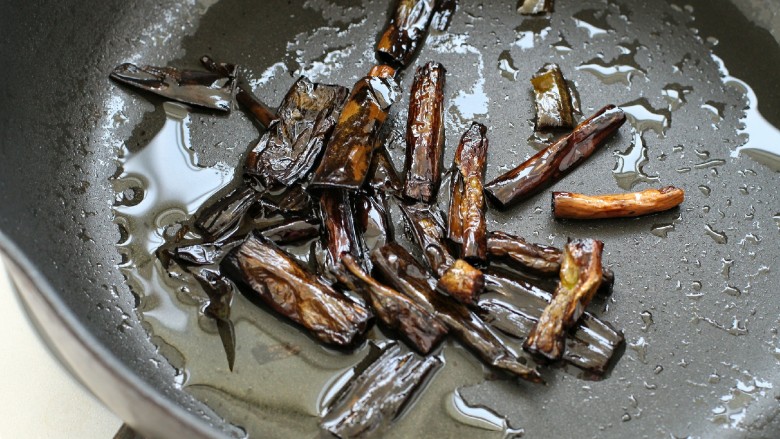 葱油腐竹,锅中倒适量食用油，放入葱段小火炒至焦黄色捞出丢弃