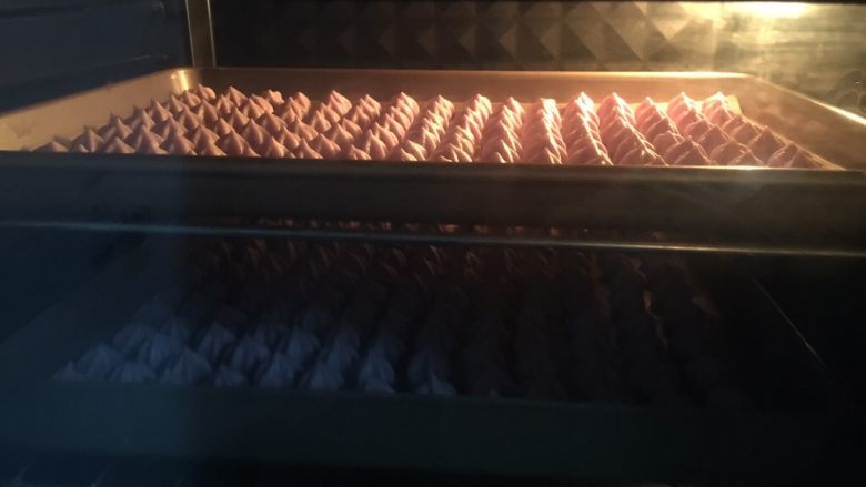 紫薯溶豆,溶豆100度70分钟左右 中间换下位置 温度和时间根据自己烤箱脾气调节哦