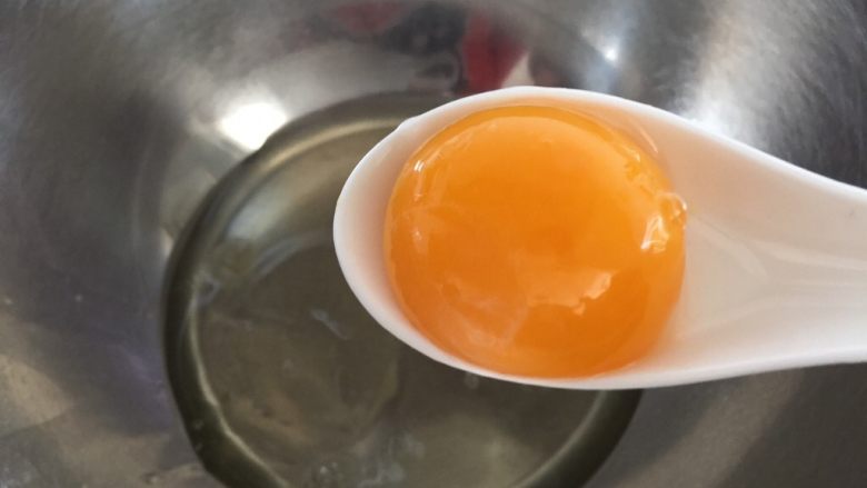 紫薯溶豆,鸡蛋分离蛋清蛋黄后 蛋清连盆一起入冰箱冷冻10-15分钟