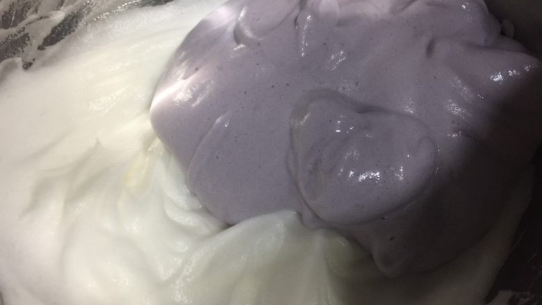 紫薯溶豆,混合好的倒入剩余的蛋白霜继续切拌的手法混合