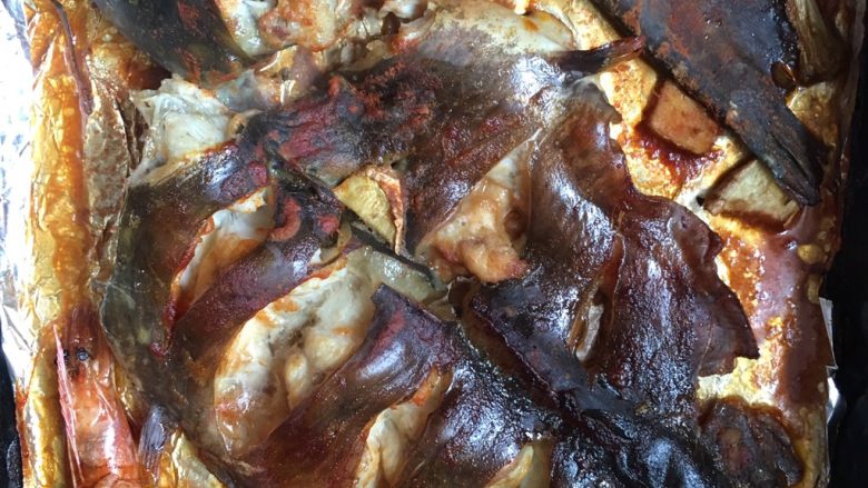 烤鱼－鲶鱼,鱼对半切开用盐料酒姜葱腌制两小时 送烤箱180度20分钟
