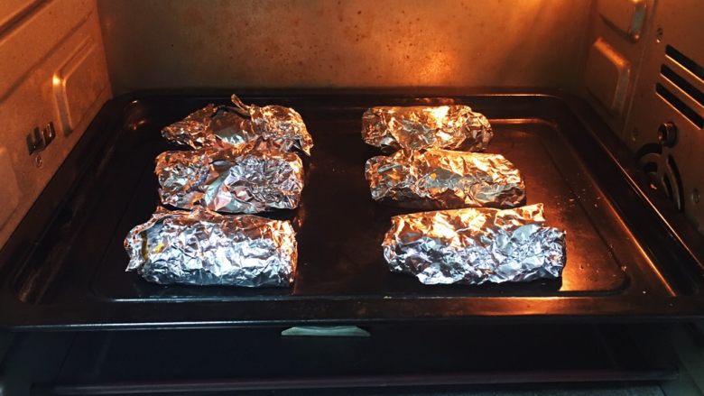 焗鸡翅+烤箱版,烤盘放入烤箱中层，烤制时间30分钟。