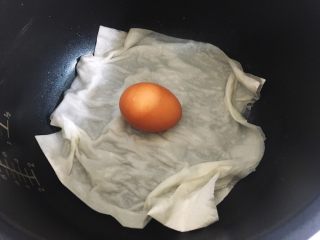 早餐-可爱的鸡蛋小白鼠,电饭锅里放一张餐巾纸，50克清水