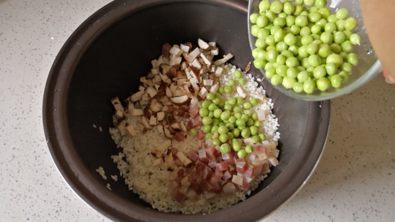 糯米豌豆饭—立夏饭,将大米、糯米、咸肉、香菇、豌豆倒入电饭锅里。