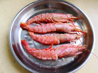 野山蒜煎大虾,这个虾是冷冻的，所以首先把它们解冻，清洗干净，