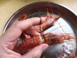 野山蒜煎大虾,在大虾头后面有一个膜，把它弄开能看到虾线，用牙签把沙线弄出来，